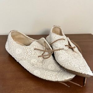 NWOT Cream Lace Women's Shoes